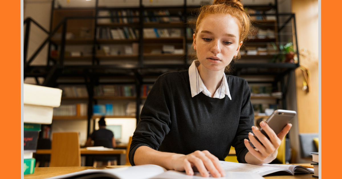 7 saker visselblåsare önskar: Ung kvinnlig student i bibliotek.